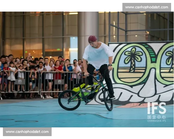 创新比赛形式引发热议：选手挑战极限穿内衣竞技赛成为新潮流