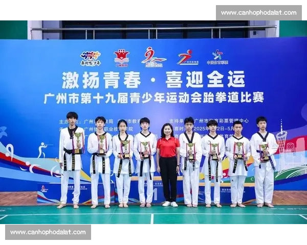 奋勇争先赛场争锋展英姿激扬青春燃情歌声跃动梦想 奋勇争先赛场争锋展英姿激扬青春燃情歌声跃动梦想