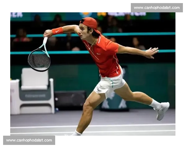 拉斯维加斯拳击赛激战正酣 争夺冠军的热血对决燃爆全场 拉斯维加斯拳击赛激战正酣 争夺冠军的热血对决燃爆全场